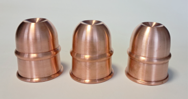 Becherspiel aus gedrehtem Kupfer mit einem matten Satin-Finish